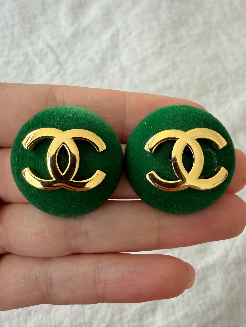 💚Vintage CHANEL Emerald Green Velvet Gold CC Button Earrings ✨ - Picture 5 of 9